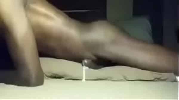 Homem se masturbando no seu quarto fazendo porno online