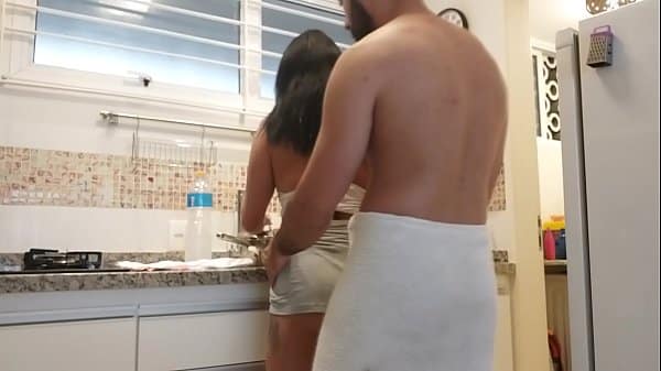 Sexo na cozinha fazendo a esposa safada gemer no pau